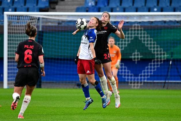 Fussball I Frauen I DFB Pokal l Hamburger SV Frauen - Bayer 04 Leverkusen Frauen I Achtelfinale I Saison 2025-2026 I 16.11.2025 I v.l. Brunnthaler Melanie (HSV Frauen) , Turanyi Lilla (Bayer Leverkusen) , Sportplatz : Volksparkstadion, Stellingen Hamburg Deutschland