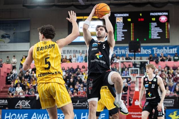 Tigers Tuebingen - Paderborn Baskets, Herren, 2. Bundesliga, Barmer 2. Basketball Bundesliga, pro A, 9. Spieltag, Spielzeit 2025 2026, 16.11.2025 Matej Silic (Paderborn Baskets, 05) gegen Kaya Bayram (Tigers Tuebingen, 05)
