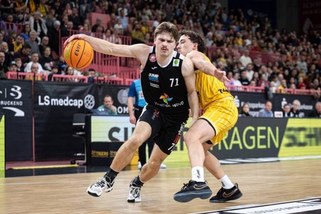 Tigers Tuebingen - Paderborn Baskets, Herren, 2. Bundesliga, Barmer 2. Basketball Bundesliga, pro A, 9. Spieltag, Spielzeit 2025 2026, 16.11.2025 Jonathan Klussmann (Paderborn Baskets, 71) gegen Kaya Bayram (Tigers Tuebingen, 05) auf dem Weg zum Korb