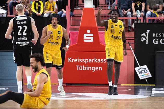 Tigers Tuebingen - Paderborn Baskets, Herren, 2. Bundesliga, Barmer 2. Basketball Bundesliga, pro A, 9. Spieltag, Spielzeit 2025 2026, 16.11.2025 Melkisedek Moreaux (Tigers Tuebingen, 23) feiert Miles Tention (Tigers Tuebingen, 03)