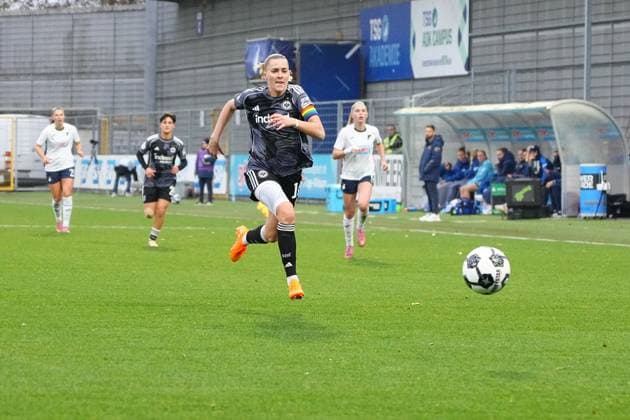 RECORD DATE NOT STATED Laura Freigang (10; Eintracht Frankfurt) sprintet im Vordergrund dem Ball entgegen, während Jill Janssens (9; TSG Hoffenheim Frauen), Melissa Kössler (25; TSG Hoffenheim Frauen) und Selina Cerci (29; TSG Hoffenheim Frauen) folgen DFB-Pokal der Frauen: TSG Hoffenheim gegen Eintracht Frankfurt, im Dietmar-Hopp Stadion in Hoffenheim. Spieler sprinten dem Ball entgegen
