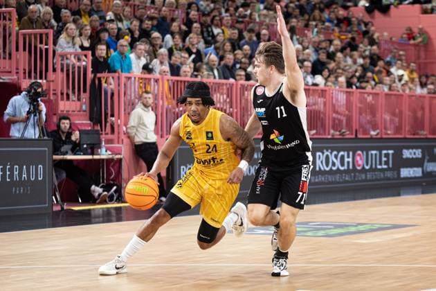 Tigers Tuebingen - Paderborn Baskets, Herren, 2. Bundesliga, Barmer 2. Basketball Bundesliga, pro A, 9. Spieltag, Spielzeit 2025 2026, 16.11.2025 Jacobi Wood (Tigers Tuebingen, 24) gegen Jonathan Klussmann (Paderborn Baskets, 71)
