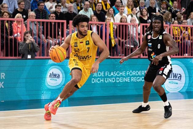Tigers Tuebingen - Paderborn Baskets, Herren, 2. Bundesliga, Barmer 2. Basketball Bundesliga, pro A, 9. Spieltag, Spielzeit 2025 2026, 16.11.2025 Silas Oriane (Tigers Tuebingen, 07) mit dem Ball beim Drive