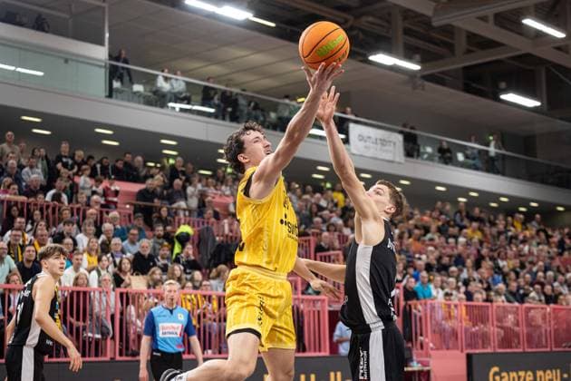 Tigers Tuebingen - Paderborn Baskets, Herren, 2. Bundesliga, Barmer 2. Basketball Bundesliga, pro A, 9. Spieltag, Spielzeit 2025 2026, 16.11.2025 Kaya Bayram (Tigers Tuebingen, 05) beim Korbabschluss