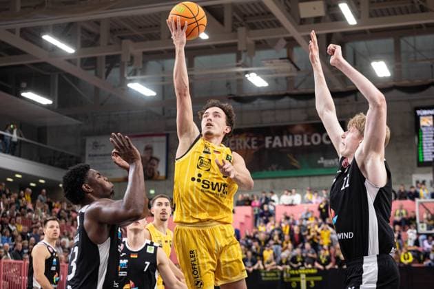Tigers Tuebingen - Paderborn Baskets, Herren, 2. Bundesliga, Barmer 2. Basketball Bundesliga, pro A, 9. Spieltag, Spielzeit 2025 2026, 16.11.2025 Kaya Bayram (Tigers Tuebingen, 05) beim Korbabschluss