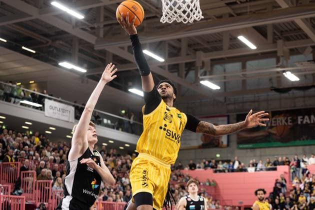 Tigers Tuebingen - Paderborn Baskets, Herren, 2. Bundesliga, Barmer 2. Basketball Bundesliga, pro A, 9. Spieltag, Spielzeit 2025 2026, 16.11.2025 Bernard Pelote (Tigers Tuebingen, 01) beim Korbabschluss