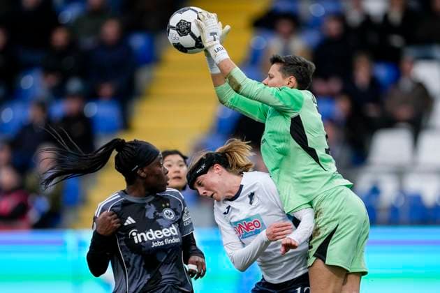 v.li.: Etonam Nicole Anyomi (SGE, 19), Wielle Douma (Wianda Ellen Geertruida Douma, TSG, 13), Lina Altenburg (Torwart, Torhüterin, SGE, 12), Zweikampf, Spielszene, Duell, duel, tackle, tackling, Dynamik, Action, Aktion, im Strafraum, Strafraumszene, 16.11.2025, Sinsheim (Hoffenheim) (Deutschland), Fussball, DFB-Pokal der Frauen, Achtelfinale, TSG 1899 Hoffenheim - Eintracht Frankfurt, DFB DFL REGULATIONS PROHIBIT ANY USE OF PHOTOGRAPHS AS IMAGE SEQUENCES AND OR QUASI-VIDEO.