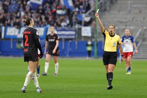 GER, xFSx ,Hamburg, HSV , 2. Runde DFB-Pokal der Frauen Fussball, DFL, Hamburger SV , Bayer 04 Leverkusen , am Hamburger Volksparkstadion , 16.11.2025 , v.l. Selina Ostermeier (Bayer 04 Leverkusen ,2) bekommt die gelbe Karte DFL regulations prohibit any use of photographs as image sequences and or quasi-video. Copyright: HMBxMedia FernandoxSoares