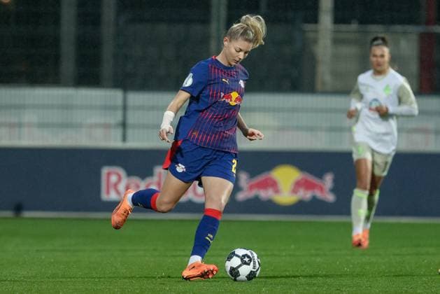 Julia Landenberger (RB Leipzig, 21) am Ball, Einzelbild, Ganzkörper, Aktion, Action, Spielszene, DIE DFB-RICHTLINIEN UNTERSAGEN JEGLICHE NUTZUNG VON FOTOS ALS SEQUENZBILDER UND ODER VIDEOÄHNLICHE FOTOSTRECKEN. DFB REGULATIONS PROHIBIT ANY USE OF PHOTOGRAPHS AS IMAGE SEQUENCES AND OR QUASI-VIDEO., 16.11.2025, Leipzig (Deutschland), Fussball, DFB-Pokal Frauen, RB Leipzig - SV Werder Bremen