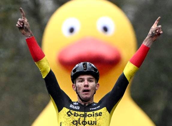 X2O Badkamers Trofee 2025-2026 Hamme HAMME, BELGIUM - NOVEMBER 16 : Nys Thibau of Baloise Glowi Lions wins during the 3rd leg of the Flandriencross X2O Badkamers Trofee 2025-2026 a cyclocross race for Men Elite on November 16, 2025 in Hamme, Belgium, 16 11 2025 ( Hamme Belgium  Copyright: xPeterxDexVoechtx