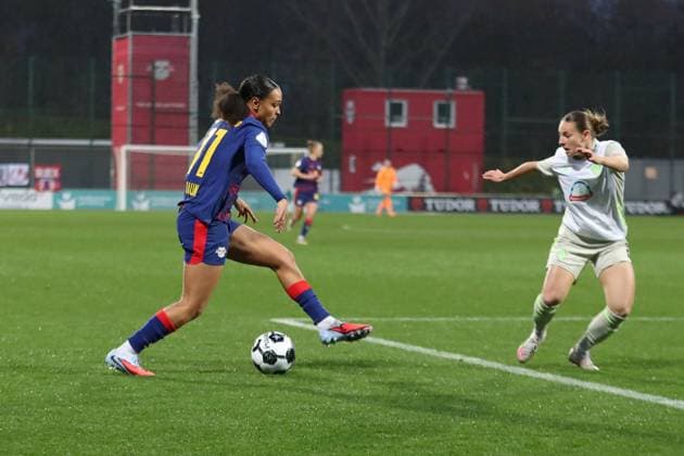 DFB-Pokal Frauen: RB Leipzig - SV Werder Bremen; 16.11.2025 Lisa Baum (11, RB Leipzig) bereitet das Tor zum 1:0 vor. Fußball, DFB-Pokal Frauen, Saison 2025 2026, Achtelfinale: RB Leipzig vs. SV Werder Bremen am 16.11.2025, Trainingszentrum Cottaweg, Leipzig. DFB REGULATIONS PROHIBIT ANY USE OF PHOTOGRAPHS AS IMAGE SEQUENCES AND OR QUASI-VIDEO. Copyright: xBEAUTIFULxSPORTS JanxKaeferx