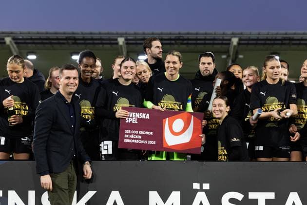 251116 Checken fran Svenska Spel delas ut till Häcken efter fotbollsmatchen i Damallsvenskan mellan Häcken och Pitea den 16 november 2025 i Göteborg. Copyright: MICHAELxERICHSEN BB251116MI018