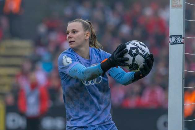 Ingolstadt, Deutschland 16. November 2025: DFB Pokal Frauen - 1 8 Finale - 2025 2026 - FC Ingolstadt 04 vs. FC Bayern München Im Bild: Torhüterin Anna-Lena Daum (FCI) ESV Stadion Bayern Copyright: xFotostandx xSchäferx