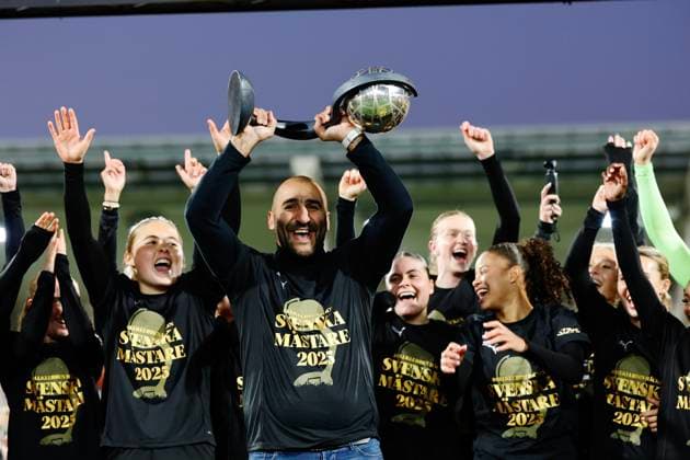 GOTHENBURG, SWEDEN 20251116 Häcken s Felicia Schröder and Monica Jusu Bah lift the Crown Princess Victoria s trophy as Häcken celebrates being Swedish champions after Sunday s women s Swedish football match between BK Häcken FF and Pitea IF DFF at Bravida Arena. GÖTEBORG SWEDEN x9200x