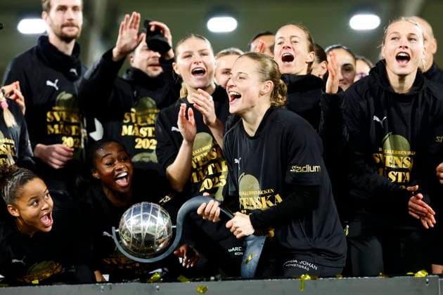 GOTHENBURG, SWEDEN 20251116 Häcken s Anna Anvegard lifts the Crown Princess Victoria s trophy as Häcken celebrates being Swedish champions after Sunday s women s football match between BK Häcken FF and Pitea IF DFF at Bravida Arena. GÖTEBORG SWEDEN x9200x