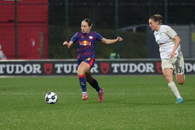 DFB-Pokal Frauen: RB Leipzig - SV Werder Bremen; 16.11.2025 Gina Chmielinski (10, RB Leipzig). Fußball, DFB-Pokal Frauen, Saison 2025 2026, Achtelfinale: RB Leipzig vs. SV Werder Bremen am 16.11.2025, Trainingszentrum Cottaweg, Leipzig. DFB REGULATIONS PROHIBIT ANY USE OF PHOTOGRAPHS AS IMAGE SEQUENCES AND OR QUASI-VIDEO. Copyright: xBEAUTIFULxSPORTS JanxKaeferx