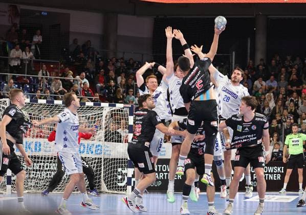 16.11.2025 - Handball - 1. Bundesliga DAIKIN HBL - Saison 2025 2026 - 12. Spieltag: HC Erlangen Metropolregion Nürnberg HCE - TBV Lemgo Lippe - DaMa - xdaxmax - Milos Kos (5, HC Erlangen HCE ) mit Torschuss