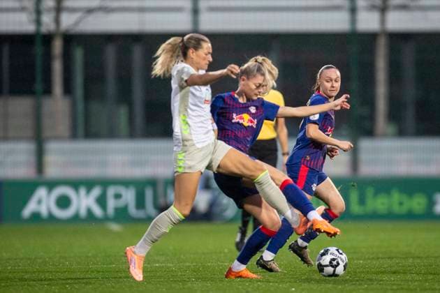 GER, Leipzig, Fußball, DFB-Pokal der Frauen, Achtelfinale, RB Leipzig vs. SV Werder Bremen im Bild v.l.: Medina Desic (Werder Bremen 09), Julia Landenberger (RB Leipzig 21), Zweikampf 16.11.2025, RB Leipzig Training Akademie, Cottaweg Leipzig DFB REGULATIONS PROHIBIT ANY USE OF PHOTOGRAPHS AS IMAGE SEQUENCES AND OR QUASI-VIDEO, Copyright: HMBxMedia PaulxFritz