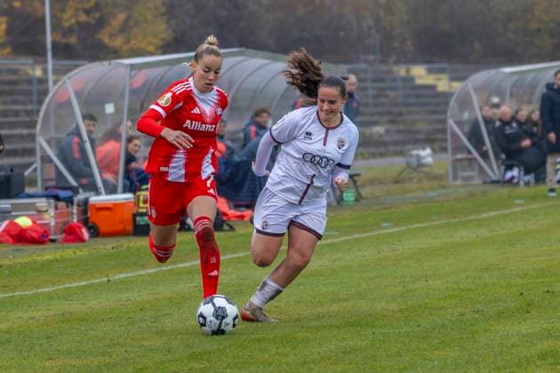 Ingolstadt, Deutschland 16. November 2025: DFB Pokal Frauen - 1 8 Finale - 2025 2026 - FC Ingolstadt 04 vs. FC Bayern München Im Bild: v. li. im Zweikampf Giulia Gwinn (FCB) und Mara Winter (FCI) ESV Stadion Bayern Copyright: xFotostandx xSchäferx