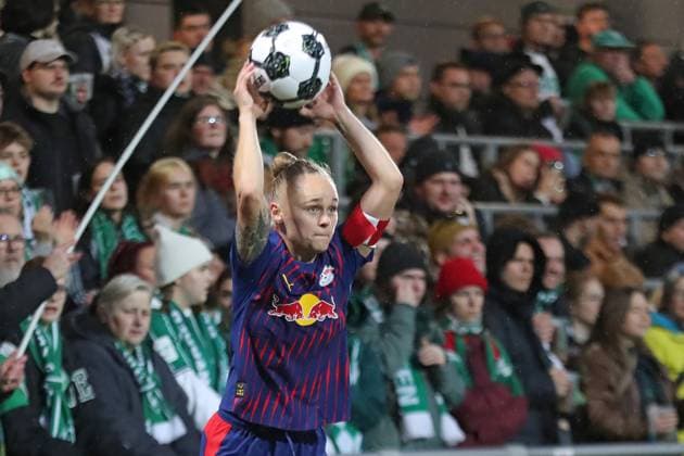 DFB-Pokal Frauen: RB Leipzig - SV Werder Bremen; 16.11.2025 Victoria Krug (20, RB Leipzig) beim Einwurf. Fußball, DFB-Pokal Frauen, Saison 2025 2026, Achtelfinale: RB Leipzig vs. SV Werder Bremen am 16.11.2025, Trainingszentrum Cottaweg, Leipzig. DFB REGULATIONS PROHIBIT ANY USE OF PHOTOGRAPHS AS IMAGE SEQUENCES AND OR QUASI-VIDEO. Copyright: xBEAUTIFULxSPORTS JanxKaeferx