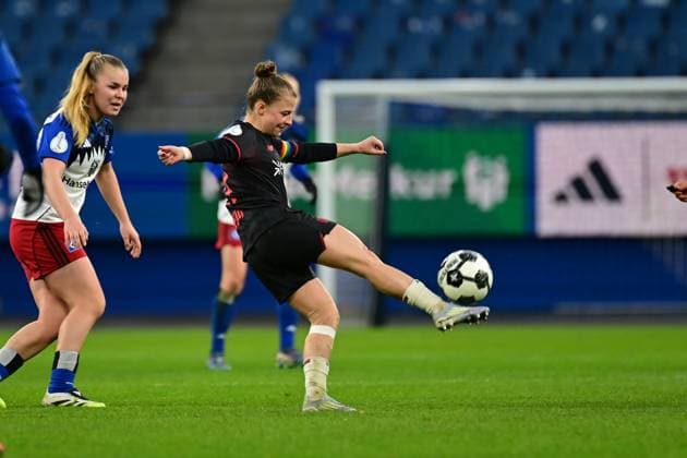 Fußball I Frauen I Saison 2025-2026 I DFB-Pokal I Achtelfinale I Hamburger SV - Bayer 04 Leverkusen I 16.11.2025 Kristin Kögel (11, Bayer 04 Leverkusen) klärt den Ball Hamburg Volksparkstadion Hamburg Deutschland Copyright: xLobeca FelixxSchlikisx