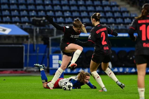 Fußball I Frauen I Saison 2025-2026 I DFB-Pokal I Achtelfinale I Hamburger SV - Bayer 04 Leverkusen I 16.11.2025 Lilla Turanyi (24, Bayer 04 Leverkusen) foult Melanie Brunnthaler (11, Hamburger SV) Hamburg Volksparkstadion Hamburg Deutschland Copyright: xLobeca FelixxSchlikisx