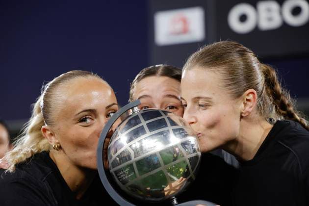 GÖTEBORG, SVERIGE 20251116 Alva Selerud och Anna Anvegard pussar pa Kronprinsessan Victorias pokal när Häcken firar att de är svenska mästare efter söndagens fotbollsmatch i damallsvenskan mellan BK Häcken FF och Pitea IF DFF pa Bravida Arena. GÖTEBORG SVERIGE x9200x Copyright: xAdamxIhse TTx DAMALLSVENSKAN HÄCKEN-PITEA