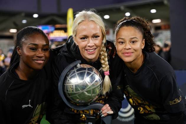 GOTHENBURG, SWEDEN 20251116 Häcken s Monica Jusu Bah, Lisa Löwing and Felicia Schröder lift the Crown Princess Victoria s trophy as Häcken celebrates being Swedish champions after Sunday s women s Swedish football match between BK Häcken FF and Pitea IF DFF at Bravida Arena. GÖTEBORG SWEDEN x9200x