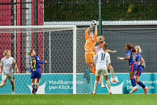 16.11.2025, GER, Frauenfußball, DFB Pokal, Achtelfinale, 2025 2026, RB Leipzig - SV Werder Bremen Elvira Herzog (1, RB Leipzig), pflückt Ball aus der Luft Leipzig Trainingszentrum der Roten Bulle Sachsen Deutschland