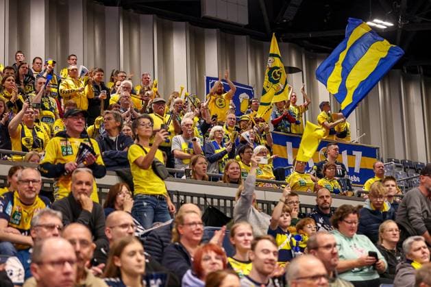 16.11.2025, Handball, HBL, Bergischer HC - Rhein-Neckar Löwen, Mitsubishi Electric HALLE Düsseldorf: Der volle Gästeblock mit den Fans auf der Tribüne Nordrhein-Westfalen Deutschland