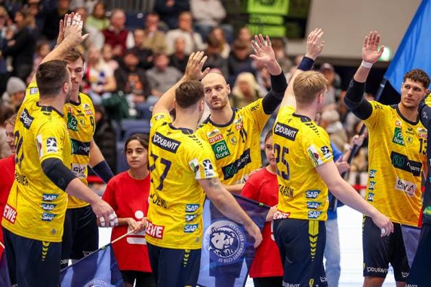 16.11.2025, Handball, HBL, Bergischer HC - Rhein-Neckar Löwen, Mitsubishi Electric HALLE Düsseldorf: Die Rheim Neckar Löwen betreten die Halle Lukas Sandell (Rhein-Neckar Löwen 11) klatscht sich mit der mannschaft ab Nordrhein-Westfalen Deutschland