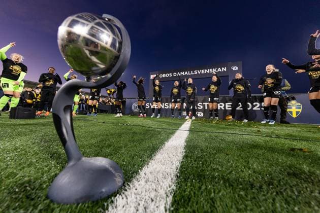 251116 Häcken jublar med Kronprinsessan Victorias pokal efter vinsten av Damallsvenskan och fotbollsmatchen mellan Häcken och Pitea den 16 november 2025 i Göteborg. Copyright: MICHAELxERICHSEN BB251116MI024