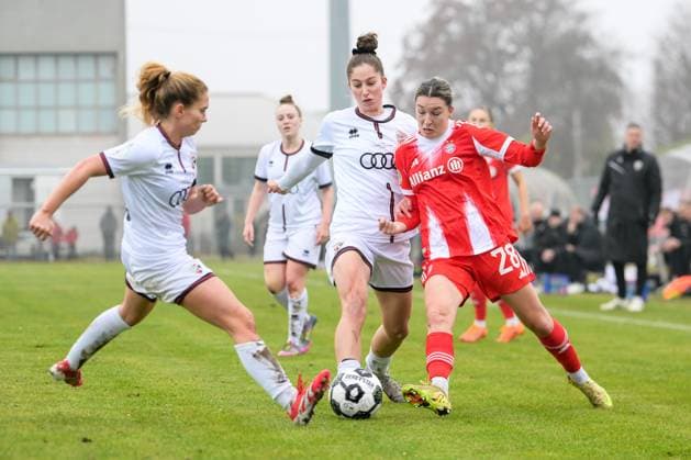 Fußball, DFB Pokal Frauen, 20251116, FC Ingolstadt 04 - FC Bayern München. Im Bild v.l .Leonie HABERÄCKER (Ingolstadt, 13), Emma KUSCH (Ingolstadt, 9), Barbara DUNST (Bayern, 28) Zweikampf Ball. Ingolstadt ESV Stadion Bayern Deutschland Copyright: Passion2Press MarkusxFischerx