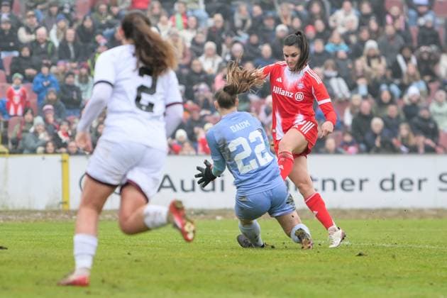 Fußball, DFB Pokal Frauen, 20251116, FC Ingolstadt 04 - FC Bayern München. Im Bild v.l. Torhüterin Anna-Lena DAUM (Ingolstadt, 22), Jovana DAMNJANOVIC (Bayern, 9). Ingolstadt ESV Stadion Bayern Deutschland Copyright: Passion2Press MarkusxFischerx