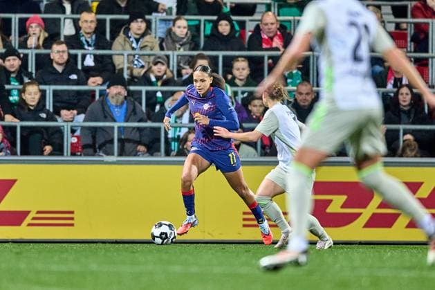 16.11.2025, GER, Frauenfußball, DFB Pokal, Achtelfinale, 2025 2026, RB Leipzig - SV Werder Bremen Lisa Baum (11, RB Leipzig), Aktion, dribbelt Richtung Tor Leipzig Trainingszentrum der Roten Bulle Sachsen Deutschland