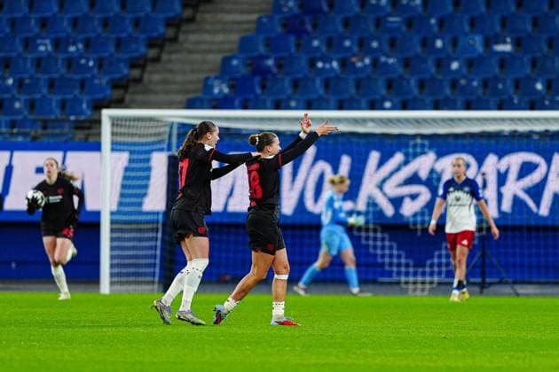 Torjubel Bayer 04 Leverkusen nach Tor zum 1:1 Julia Mickenhagen (Bayer 04 Leverkusen, 18) GER, Hamburger SV vs. Bayer 04 Leverkusen, Frauen, Fussball, DFB-Pokal, Achtelfinale, Saison 2025 2026, 16.11.2025 GER, Hamburger SV vs. Bayer 04 Leverkusen, Frauen, Fussball, DFB-Pokal, Achtelfinale, Saison 2025 2026, 16.11.2025 Hamburg Copyright: xEibner-Pressefoto MarcelxvonxFehrnx EP_MFN