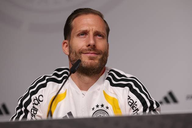 UEFA European Qualifiers - WM Qualifikation - 25 26 - Abschluss Pressekonferenz vor Deutschland - Slowakei am 16.11.2025 in der Red Bull Arena in Leipzig Torwart Oliver Baumann (Deutschland 1) bei der Pressekonferenz