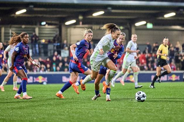 16.11.2025, GER, Frauenfußball, DFB Pokal, Achtelfinale, 2025 2026, RB Leipzig - SV Werder Bremen Maja Sternad (11, SV Werder Bremen), wird gefoult, mit Ball Leipzig Trainingszentrum der Roten Bulle Sachsen Deutschland