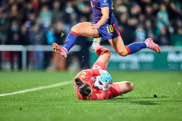 16.11.2025, GER, Frauenfußball, DFB Pokal, Achtelfinale, 2025 2026, RB Leipzig - SV Werder Bremen Details, Gina Chmielinski (10, RB Leipzig) springt über Marielle El Sherif (39, SV Werder Bremen), mit Ball Leipzig Trainingszentrum der Roten Bulle Sachsen Deutschland