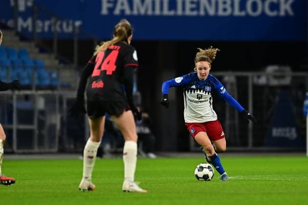Fußball I Frauen I Saison 2025-2026 I DFB-Pokal I Achtelfinale I Hamburger SV - Bayer 04 Leverkusen I 16.11.2025 Lilla Turanyi (24, Bayer 04 Leverkusen) Melanie Brunnthaler (11, Hamburger SV) Hamburg Volksparkstadion Hamburg Deutschland Copyright: xLobeca FelixxSchlikisx
