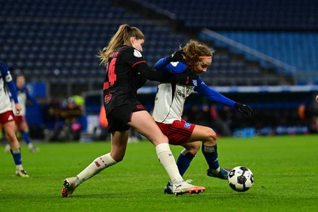 Fußball I Frauen I Saison 2025-2026 I DFB-Pokal I Achtelfinale I Hamburger SV - Bayer 04 Leverkusen I 16.11.2025 Lilla Turanyi (24, Bayer 04 Leverkusen) Melanie Brunnthaler (11, Hamburger SV) Hamburg Volksparkstadion Hamburg Deutschland Copyright: xLobeca FelixxSchlikisx