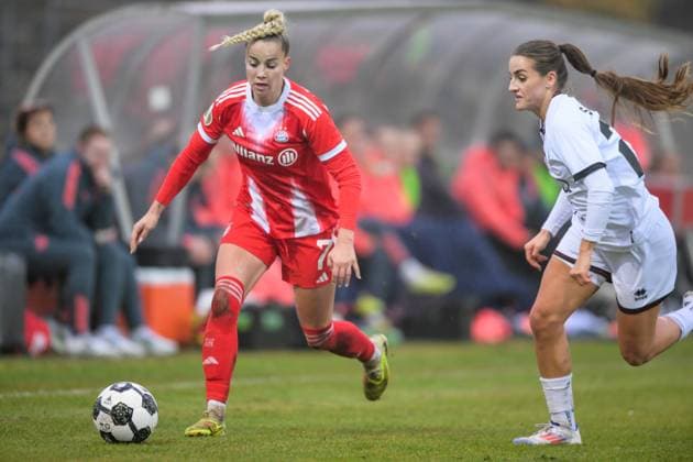 Fußball, DFB Pokal Frauen, 20251116, FC Ingolstadt 04 - FC Bayern München. Im Bild v.l. Giulia GWINN (Bayern, 7), Teresa FRIZBERG (Ingolstadt, 26). Ingolstadt ESV Stadion Bayern Deutschland Copyright: Passion2Press MarkusxFischerx