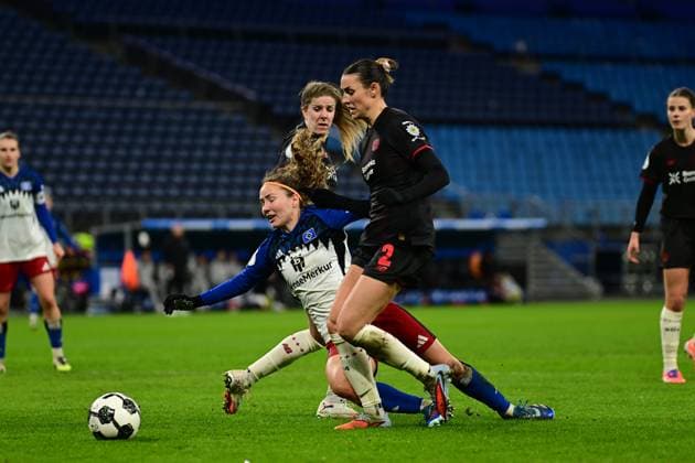 Fußball I Frauen I Saison 2025-2026 I DFB-Pokal I Achtelfinale I Hamburger SV - Bayer 04 Leverkusen I 16.11.2025 Lilla Turanyi (24, Bayer 04 Leverkusen) Melanie Brunnthaler (11, Hamburger SV) Selina Ostermeier (2, Bayer 04 Leverkusen) Hamburg Volksparkstadion Hamburg Deutschland Copyright: xLobeca FelixxSchlikisx