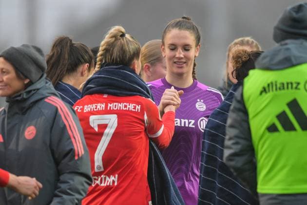 Fußball, DFB Pokal Frauen, 20251116, FC Ingolstadt 04 - FC Bayern München. Im Bild v.l. Giulia GWINN (Bayern, 7), Torhüterin Ena MAHMUTOVIC (Bayern, 32) Schlussjubel. Ingolstadt ESV Stadion Bayern Deutschland Copyright: Passion2Press MarkusxFischerx