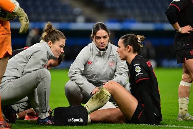 Fußball I Frauen I Saison 2025-2026 I DFB-Pokal I Achtelfinale I Hamburger SV - Bayer 04 Leverkusen I 16.11.2025 Selina Ostermeier (2, Bayer 04 Leverkusen) verletzt am Boden Hamburg Volksparkstadion Hamburg Deutschland Copyright: xLobeca FelixxSchlikisx