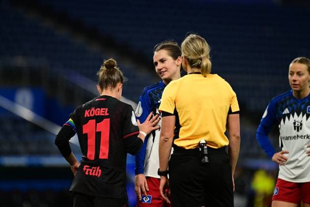Fußball I Frauen I Saison 2025-2026 I DFB-Pokal I Achtelfinale I Hamburger SV - Bayer 04 Leverkusen I 16.11.2025 Kristin Kögel (11, Bayer 04 Leverkusen) Pauline Annette Machtens (28, Hamburger SV) Karoline Wacker (Schiedsrichterin) Hamburg Volksparkstadion Hamburg Deutschland Copyright: xLobeca FelixxSchlikisx