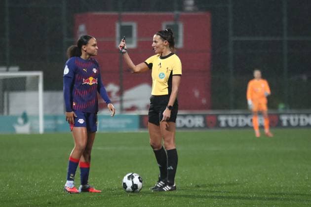 DFB-Pokal Frauen: RB Leipzig - SV Werder Bremen; 16.11.2025 Schiedsrichterin Nadine Westerhoff mit Pfeife und Lisa Baum (11, RB Leipzig). Fußball, DFB-Pokal Frauen, Saison 2025 2026, Achtelfinale: RB Leipzig vs. SV Werder Bremen am 16.11.2025, Trainingszentrum Cottaweg, Leipzig. DFB REGULATIONS PROHIBIT ANY USE OF PHOTOGRAPHS AS IMAGE SEQUENCES AND OR QUASI-VIDEO. Copyright: xBEAUTIFULxSPORTS JanxKaeferx