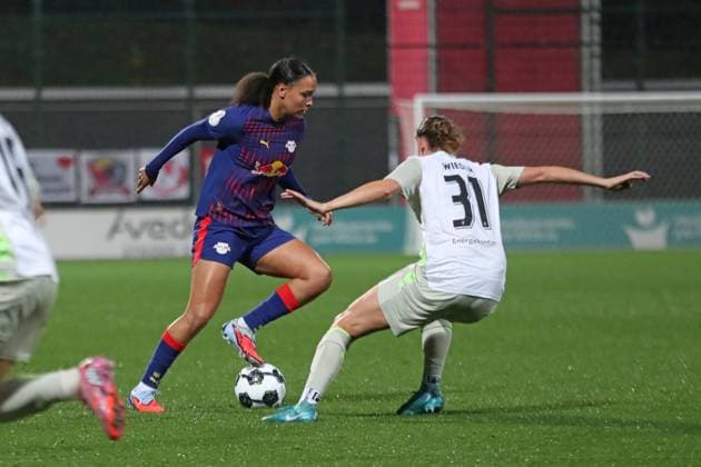 DFB-Pokal Frauen: RB Leipzig - SV Werder Bremen; 16.11.2025 Lisa Baum (11, RB Leipzig) gegen Verena Wieder (31, Werder Bremen). Fußball, DFB-Pokal Frauen, Saison 2025 2026, Achtelfinale: RB Leipzig vs. SV Werder Bremen am 16.11.2025, Trainingszentrum Cottaweg, Leipzig. DFB REGULATIONS PROHIBIT ANY USE OF PHOTOGRAPHS AS IMAGE SEQUENCES AND OR QUASI-VIDEO. Copyright: xBEAUTIFULxSPORTS JanxKaeferx