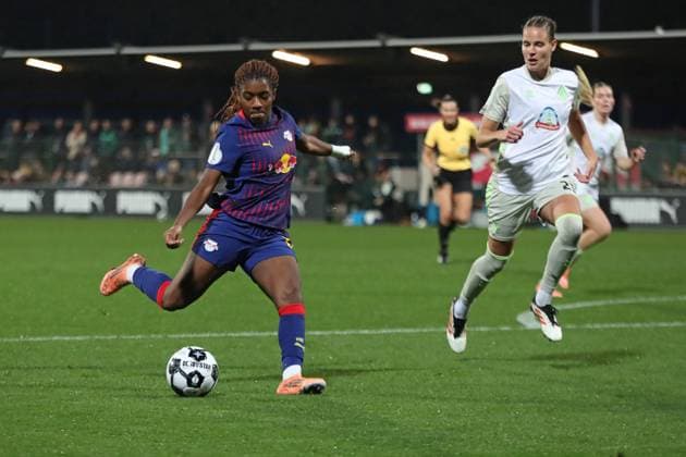 DFB-Pokal Frauen: RB Leipzig - SV Werder Bremen; 16.11.2025 Delice Boboy (17, RB Leipzig) holt zum Torschuss aus. Fußball, DFB-Pokal Frauen, Saison 2025 2026, Achtelfinale: RB Leipzig vs. SV Werder Bremen am 16.11.2025, Trainingszentrum Cottaweg, Leipzig. DFB REGULATIONS PROHIBIT ANY USE OF PHOTOGRAPHS AS IMAGE SEQUENCES AND OR QUASI-VIDEO. Copyright: xBEAUTIFULxSPORTS JanxKaeferx