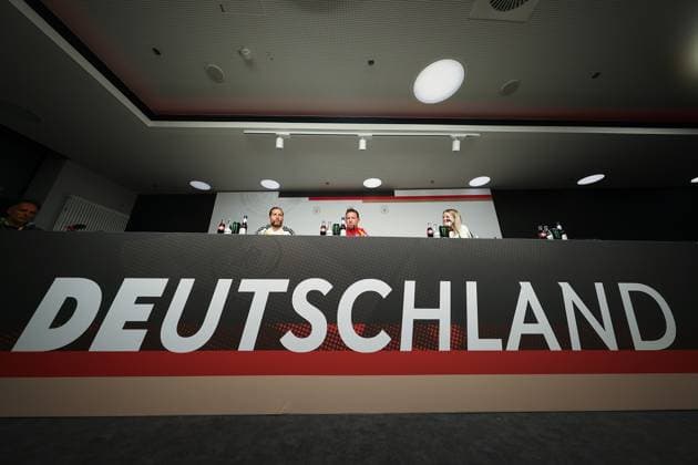UEFA European Qualifiers - WM Qualifikation - 25 26 - Abschluss Pressekonferenz vor Deutschland - Slowakei am 16.11.2025 in der Red Bull Arena in Leipzig Deutschland Schriftzug bei der Pressekonferenz, im Hintergrund Trainer Julian Nagelsmann (Deutschland)